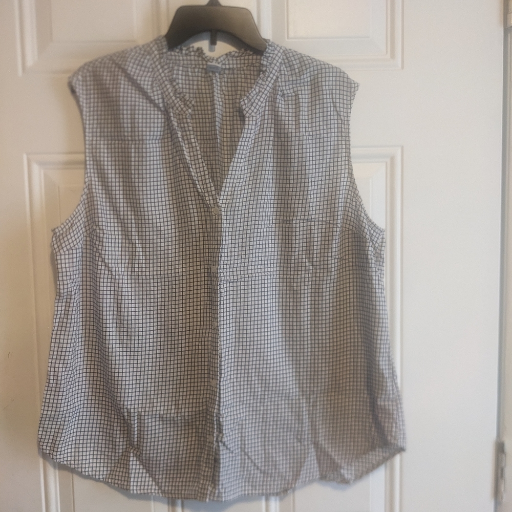 Old Navy button up sleeveless shirt